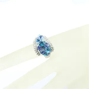 Prachtige blauwe strass statement ring met sprankelende kristallen stenen voor damesmode.