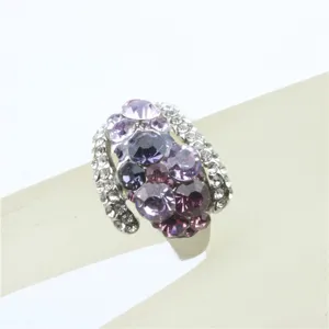 Overdreven mode cluster strass ring met sprankelende paarse en heldere kristallen voor dames