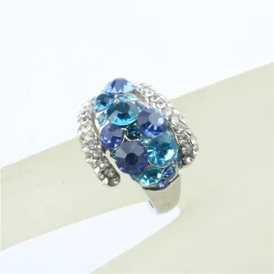 Gedetailleerde close-up van een opvallende statement ring versierd met sprankelende blauwe stenen.