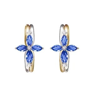 Tweekleurige oorbellen met sprankelende blauwe marquise kristallen en heldere accentstenen.