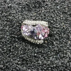 Overdreven strass cocktail ring met sprankelende paarse en roze kristallen voor dames feest.