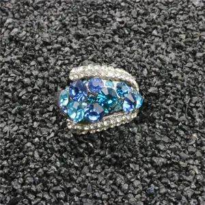 Close-up detail van overdreven blauwe strass ring sprankelende kristal mode sieraden.