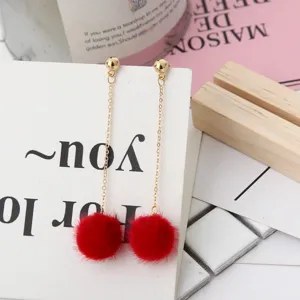 Lange pluche rode pompon kwast oorbellen met gouden ketting voor dames en meisjes.