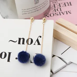 Verzwaarde lange oorbellen met pluizige donkerblauwe pompons, elegante sieraden voor dames.