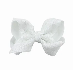 Gedetailleerd uitzicht van een glitterende witte pailletten strik haarspeld voor feestjes.