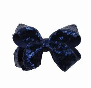 Donkerblauwe pailletten strik haarspeld detail, glinsterend haaraccessoire voor feestjes.