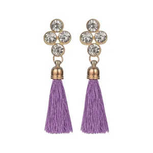 Gedetailleerd overzicht van vintage boheemse strass-kwast-oorstekers in paarse tinten.