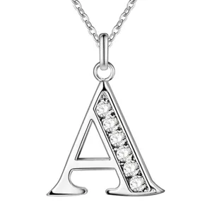 Details van de sprankelende kristallen letter A hanger ketting, mode dames sieraden.