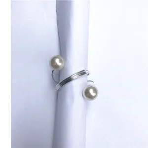 Dettaglio dell'anello portatovagliolo di perle con molla argento e doppie perle.