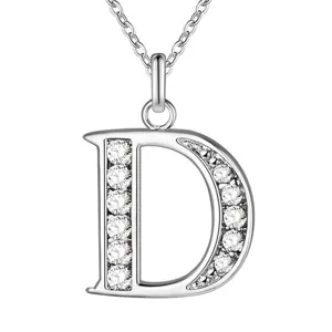 Gedetailleerde close-up van zilveren letter D hanger bezet met schitterende zirkonia stenen.