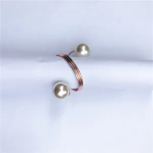 Elegante portasciugamani con perle e design in filo d'oro rosa, decorazione tavola chic.