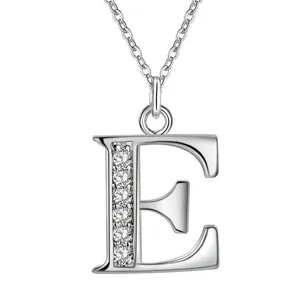 Detailopname van zilveren kristal letter E hanger ketting, glinsterende strass-bedel.