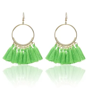 Groene kwast creolen detailweergave, boho stijl retro metalen cirkel oorbellen voor dames sieraden.