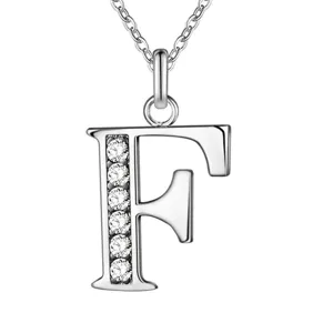 Detailopname van de zilverkleurige letter F hanger ketting met sprankelende heldere strass steentjes.