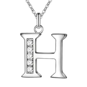 Detailopname van de zilveren letter H hanger halsketting met schitterende zirkoniasteentjes.