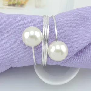 Elegante portasciugamani con perle e design in filo d'argento per decorazione tavola.