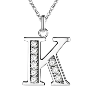 Close-up van een sprankelende zilveren letter K hanger halsketting versierd met heldere zirkonia.