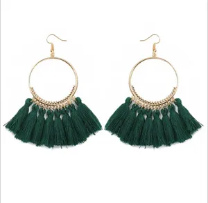 Boheemse groene kwastje creolen oorbellen met grote gouden metalen ringen voor dames.