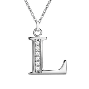 Detailopname van een zilverkleurige letter L hanger ketting glinsterend met heldere zirkoniasteentjes.