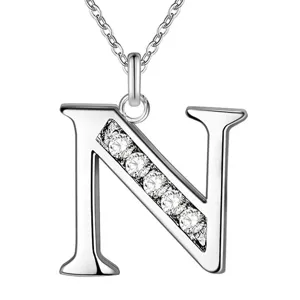 Zilverkleurige letter N hanger ketting met sprankelende strass steentjes mode sieraden.