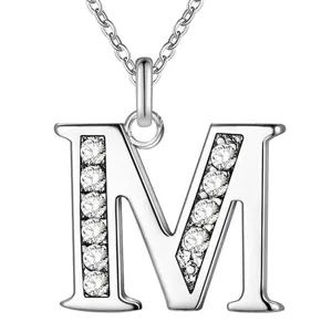 Zilveren initiaal M hanger ketting met sprankelende heldere strass steentjes elegante mode sieraden.