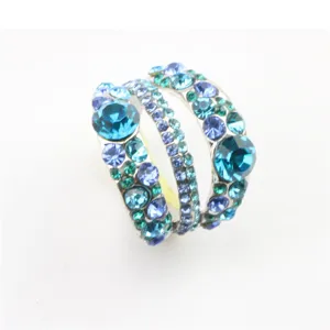Gedetailleerd overzicht van de luxueuze blauwe kristallen strass statement ring voor dames