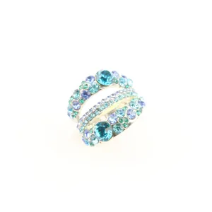 Chique meerlagen wikkelring detail met levendige blauwe en paarse strass-steentjes glans.