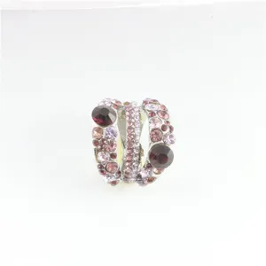 Gedetailleerd overzicht van modieuze strass holle ring, prachtig kristallen sieradenontwerp.