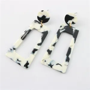 Chique zwart-witte acryl geometrische oorbellen voor dames mode statement sieraden.