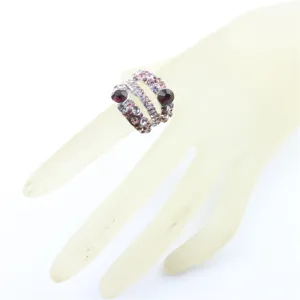 Detailopname van een multi-band strass mode-ring met fonkelende gekleurde kristallen.