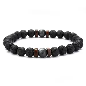 Elastische armband van zwarte lavasteen en houten kralen met metalen edelsteen.