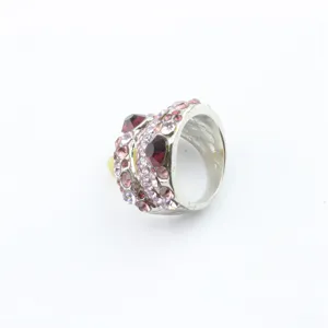 Gedetailleerd overzicht van de overdreven strass kristal zilveren ring in westerse stijl.