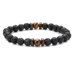 Gedetailleerd aanzicht van een natuurlijke lavasteen kralen armband met houten tussenstukken.