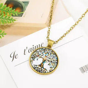 Vintage Bronze Lebensbaum Anhänger Halskette Detailaufnahme, eleganter Glascabochon Schmuck.