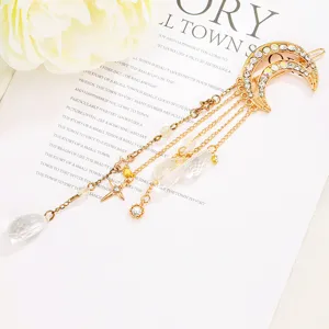 Pinza para el pelo con flecos de luna de cristal dorado vista detallada, diseño brillante.