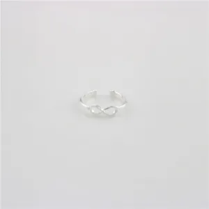 Anillo de dedo de pie símbolo infinito plateado vista detallada, metal abierto verano.