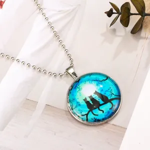 Vintage runde Glas-Cabochon-Anhänger Halskette mit drei schwarzen Katzen Silhouette Motiv.