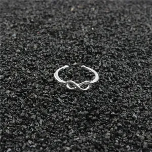 Vista detallada de un anillo de dedo de plata con símbolo de infinito, joya ideal.