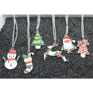 Kerst hanger ketting set met schattige sneeuwman, rendier, boom en kerstman ontwerpen.