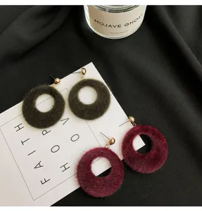Koreaanse mode ronde pluche oorbellen schattige harige hangende oorbellen elegante tinten.