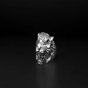 Vintage silver roaring tiger head ring for men gothic punk animal finger jewelry detail shot