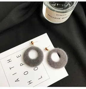 Koreaanse mode grijze harige ronde pluche oorbellen schattige pluizige oorknopjes sieraden.