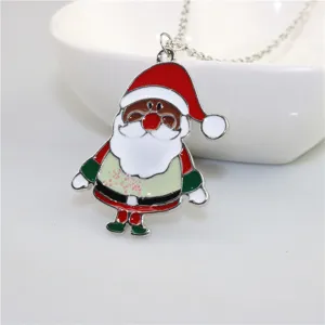 Close-up weergave van kerstman hanger ketting detail met kleurrijke emaille afwerking voor feestdagen.