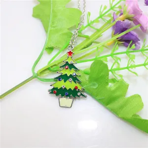 Detailweergave kerstboom hanger ketting, feestelijk en stijlvol sieraad voor dames.