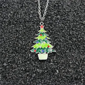 Kerstboom hanger ketting met kleurrijke strass steentjes en metalen ketting voor feest.