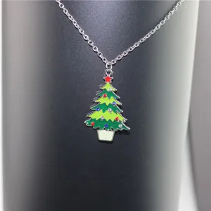 Kerstboom hanger ketting met kleurrijke strass stenen, mooi feestelijk dames sieraad.