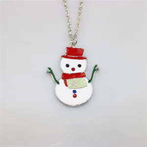 Kerst sneeuwman hanger ketting met rode muts en sjaal, schattig vakantie sieraden detail.