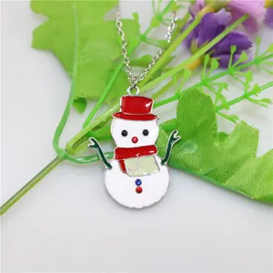 Gedetailleerd overzicht van de schattige kerstsneeuwman ketting met rode hoed en sjaal.