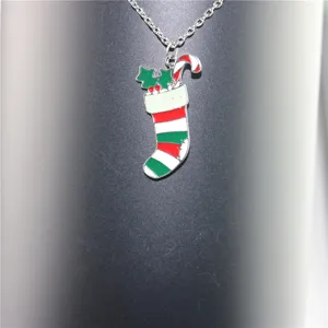 Gedetailleerde close-up van de kerstsok hanger ketting met een zilveren ketting.