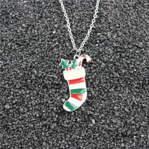 Close-up van een zilverkleurige ketting met kleurrijke kerstsok emaillen hanger.